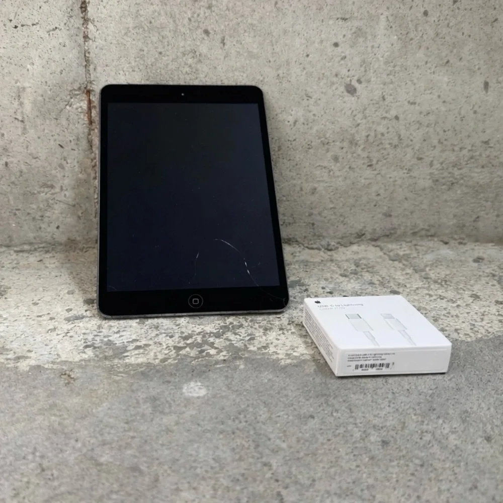 Apple iPad Mini 2 For Parts Cracked Screen No Display + New Cable